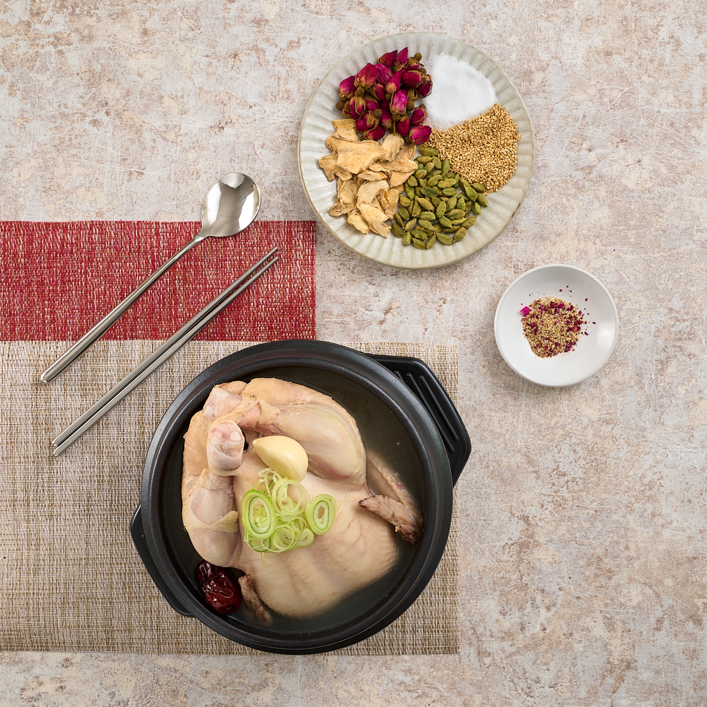 薬膳塩で食べる参鶏湯-サムゲタン-(丸鶏)