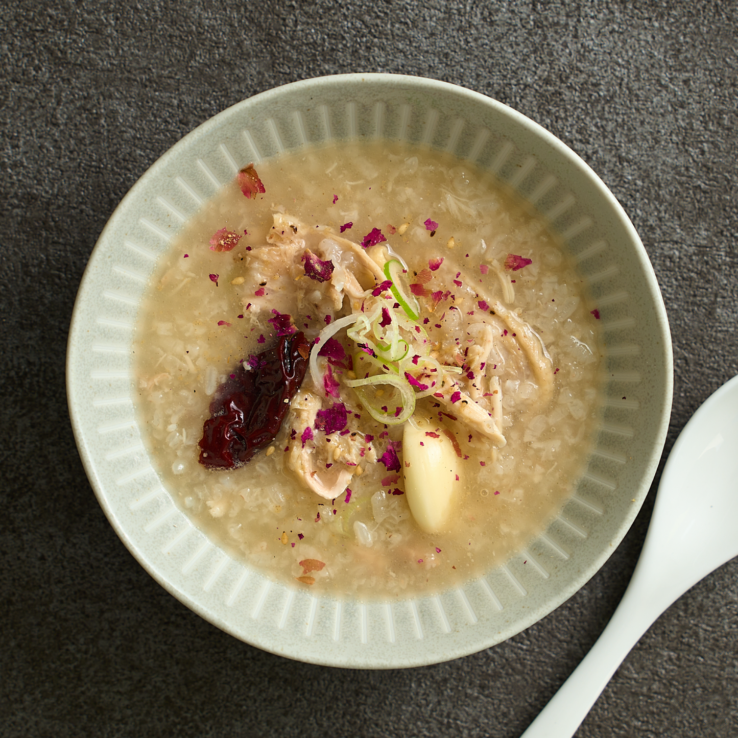 薬膳塩で食べる参鶏湯-サムゲタン-(丸鶏)